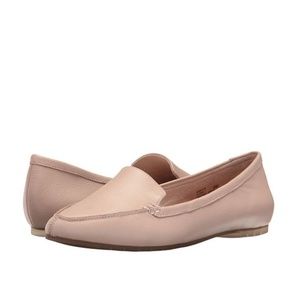 me too Audra Loafers in "Cipria"